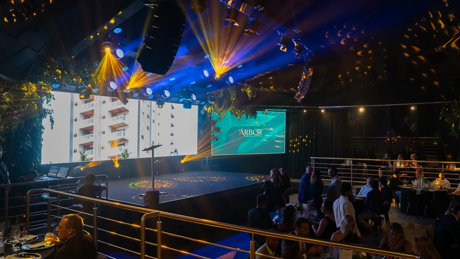 Evento corporativo com palco e painel de LED