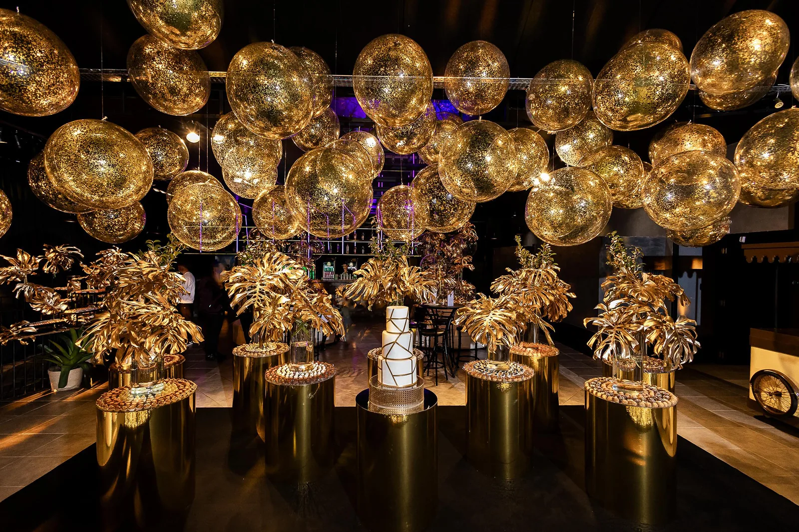 Mesa de doces com decoração dourada
