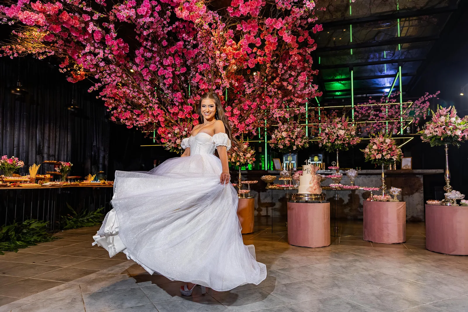 Festa de 15 anos decorada com flores